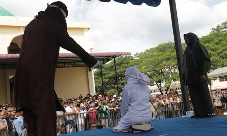 2019년 1월 31일 인도네시아 반다아체에서 공개 태형을 받는 10대 여성. <연합 제공>